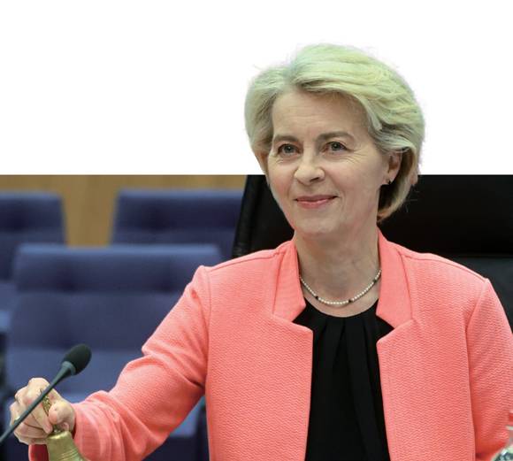 6월4일(현지시간) 우르줄라 폰데어라이엔 EU 집행위원장이 벨기에 브뤼셀 소재 EU 본부에서 열린 집행위원회 회의를 시작하며 벨을 울리고 있다. ⓒEPA 연합