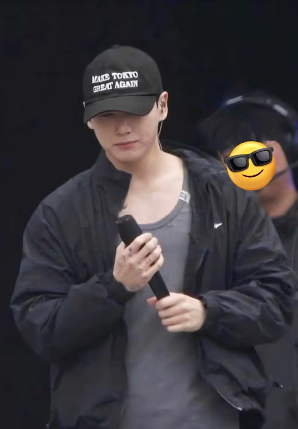 ‘도쿄를 다시 위대하게’(MAKE TOKYO GREAT AGAIN)라는 문구가 적힌 모자를 쓰고 있는 정국. 온라인 커뮤니티 캡처