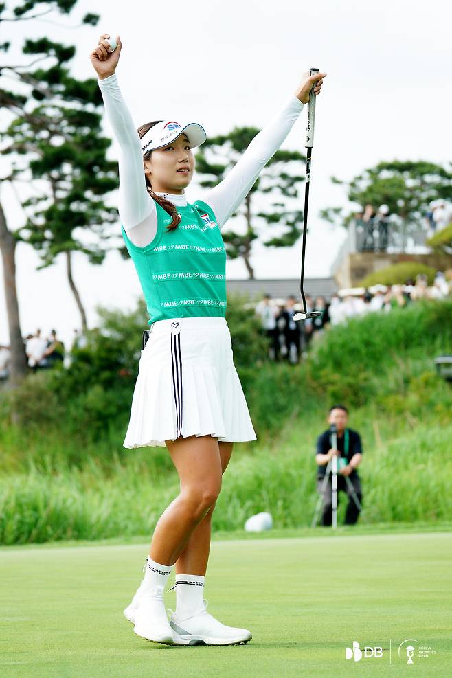 이동은이 15일 충북 음성의 레인보우 힐스CC에서 열린 DB그룹 제39회 한국여자오픈 최종라운드 18번홀에서 우승 퍼트를 넣은 뒤 두 손을 번쩍 치켜들며 환호하고 있다. |대회 조직위 제공