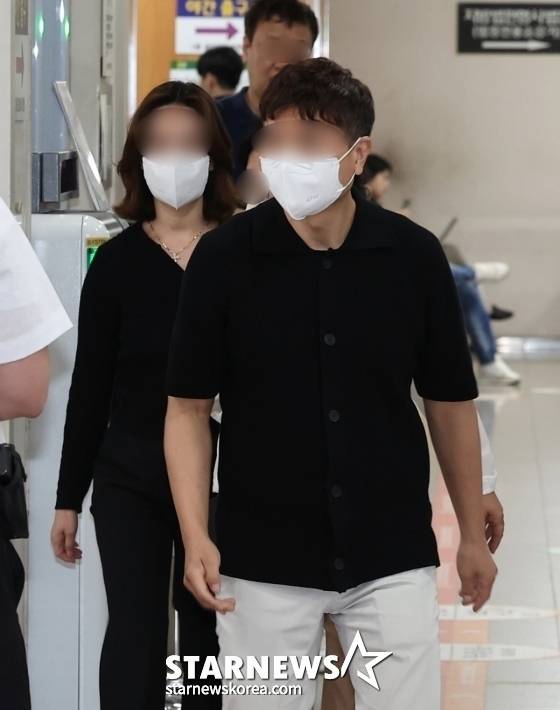 (서울=뉴스1) 김성진 기자 = 개그맨 박수홍의 출연료 등 20억 원을 빼돌린 혐의를 받는 친형 박 모씨와 형수 이 모씨가 17일 서울 서초구 서울고등법원에서 열린 특정경제범죄가중처벌등에관한법률위반(횡령)등 항소심 1차 공판에 출석하고 있다. 2024.5.17/뉴스1 Copyright (C) 뉴스1. All rights reserved. 무단 전재 및 재배포, AI학습 이용 금지. /사진=(서울=뉴스1) 김성진 기자