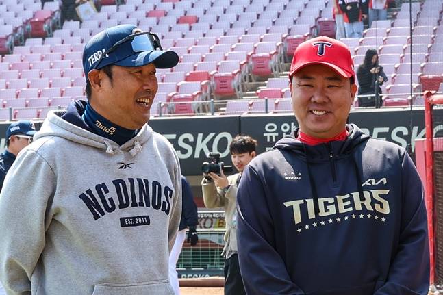 NC 이호준 감독(왼쪽)과 KIA 이범호 감독. /사진=KIA 타이거즈 제공