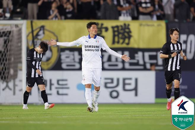 황석호(가운데). /사진=한국프로축구연맹 제공