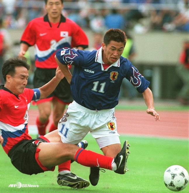 1997년 7월 한일전에서 최영일(왼쪽)과 경합을 펼치고 있는 미우라. /AFPBBNews=뉴스1