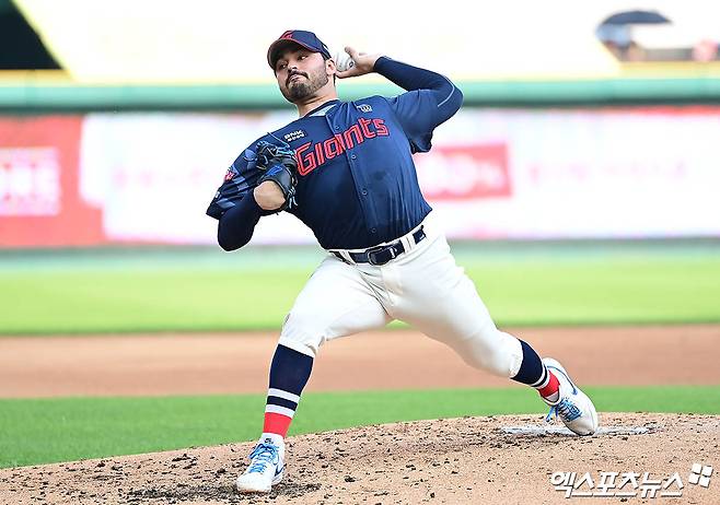 롯데 자이언츠 외국인 투수 알렉 감보아가 14일 인천 SSG랜더스필드에서 열린 2025 신한 SOL Bank KBO리그 SSG 랜더스와의 팀 간 10차전에 선발등판, 6이닝 1실점 호투로 승리투수가 됐다. 사진 박지영 기자