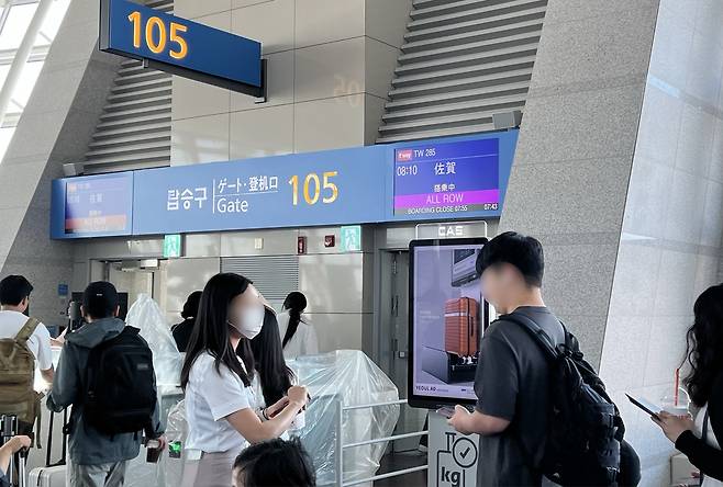 사가행 비행기에 오르는 젊은 여행객들 (영종도=연합뉴스) 최윤선 기자 = 젊은 승객들이 인천국제공항에서 사가행 비행기에 탑승하기 위해 줄을 서 있다. 2025.6.15 ysc@yna.co.kr