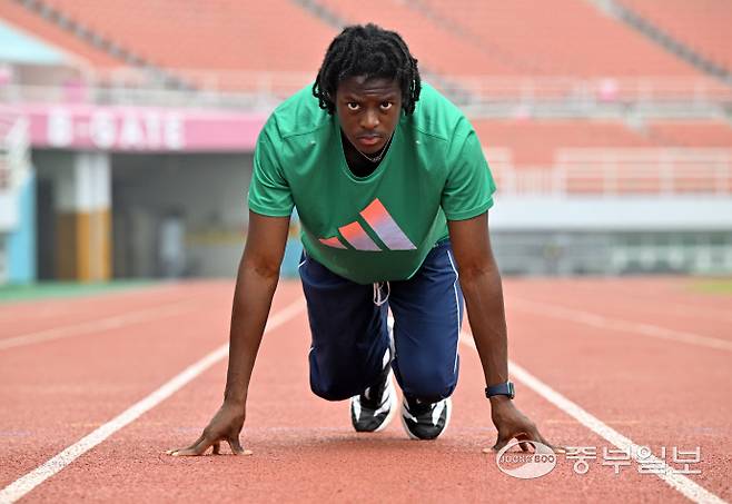 16일 안산와스타디움에서 안산시청 비웨사 다니엘 가사마가 스타트 동작을 취하고 있다. 김경민기자