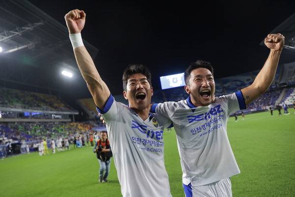 15일 수원월드컵경기장에서 열린 K리그2 인천 유나이티드와 수원 삼성의 대결에서 인천의 이주용과 이상기가 경기종료 뒤 승리 세리머니를 하고 있다. <한국프로축구연맹 제공>