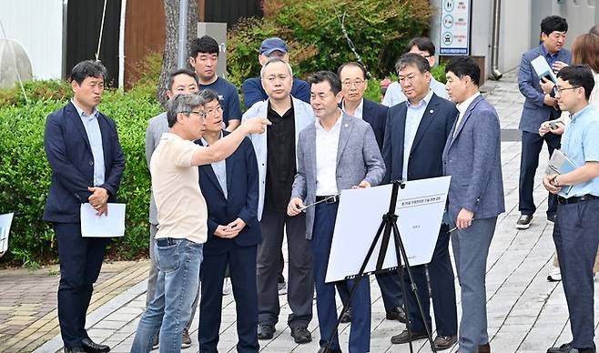 울산 중구가 16일 오전 우정혁신도시 에일린의뜰 1차 아파트 옆 도로(종가5길 10)에서 상습 교통 정체 구간 현장점검을 실시했다.