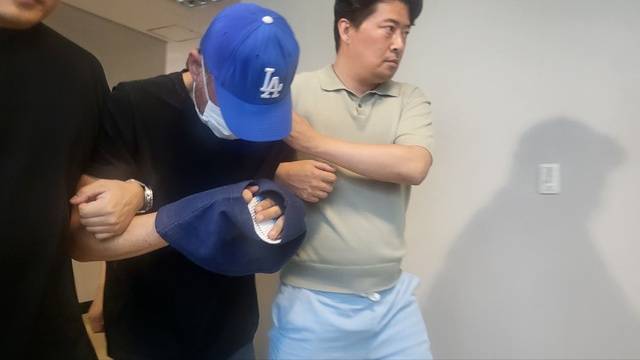 대구 스토킹 여성 살해 용의자 A(48)씨가 16일 오후 2시 대구지법 서부지원에서 열린 영장실질심사를 마치고 나오고 있다. 구아영 기자