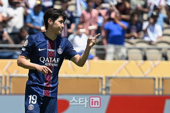 파리 생제르맹의 이강인이 클럽월드컵 조별리그 1차전에서 페널티킥 골을 터뜨린 뒤 동료에게 고마움을 전하고 있다. 사진=AFPBBNews