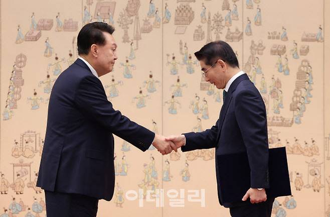 지난해 9월 6일 당시 윤석열 대통령이 서울 용산 대통령실 청사에서 김용현 신임 국방부 장관에게 임명장을 수여하고 악수하고 있다. (사진=연합뉴스)
