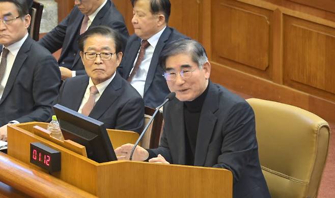 김용현 전 국방부 장관이 지난 1월 23일 서울 종로구 헌법재판소에서 열린 윤석열 대통령 탄핵심판 4차변론에 증인으로 출석해 답변하던 중 웃음 짓고 있다. (사진=헌법재판소 제공)