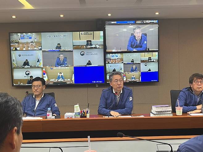 김민석(가운데) 고용노동부 차관이 16일 주요 노사관계 및 산업안전 현안 긴급 점검회의를 주재하고 있다.(사진=고용노동부)