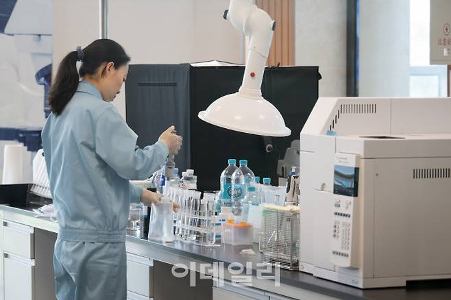 지난 11일 중국 지린성 연변조선족자치주 이도백하 농심 백산수 공장에서 한 직원이 작업하고 있다.