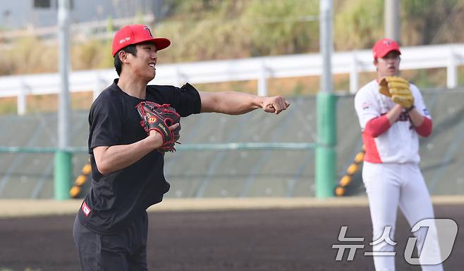 KIA 이의리가 27일 일본 오키나와 킨 야구장에서 열린 LG 트윈스와 KIA 타이거즈 연습경기에 앞서 수비훈련을 하고 있다. 2025.2.27/뉴스1 ⓒ News1 허경 기자