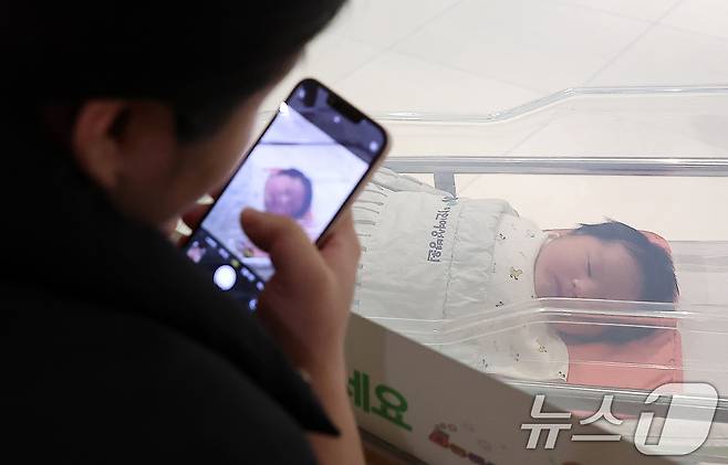 인천 미추홀구 아인병원에서 보호자들이 신생아와 면회 시간을 갖고 있다. 2025.2.26/뉴스1 ⓒ News1 김진환 기자