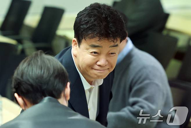 백종원 더본코리아 대표가 서울 서초구 스페이스쉐어 강남역센터에서 열린 정기 주주총회에서 참석해 주주들과 인사를 나누고 있다. 2025.3.28/뉴스1 ⓒ News1 김진환 기자