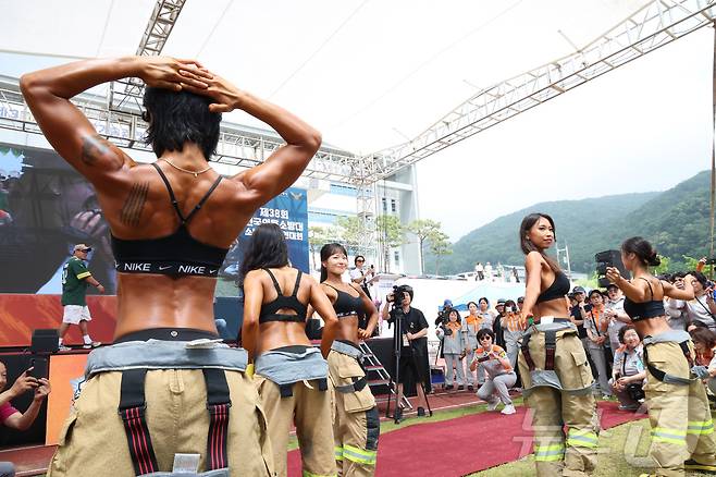 16일 충남 공주시 중앙소방학교에서 열린 제38회 전국소방기술경연대회에서 몸짱 소방관 경연에 참석한 일선 소방관들이 멋진 자세를 선보이고 있다. 2025.6.16/뉴스1 ⓒ News1 김기남 기자