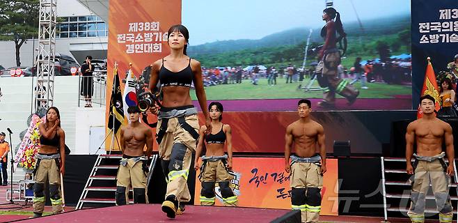 16일 충남 공주시 중앙소방학교에서 열린 제38회 전국소방기술경연대회 부대행사로 열린 런어웨이 행사에 참여한 일선 몸짱 소방관들이 방화복을 입고 포즈를 취하고 있다. 2025.6.16/뉴스1 ⓒ News1 김기남 기자