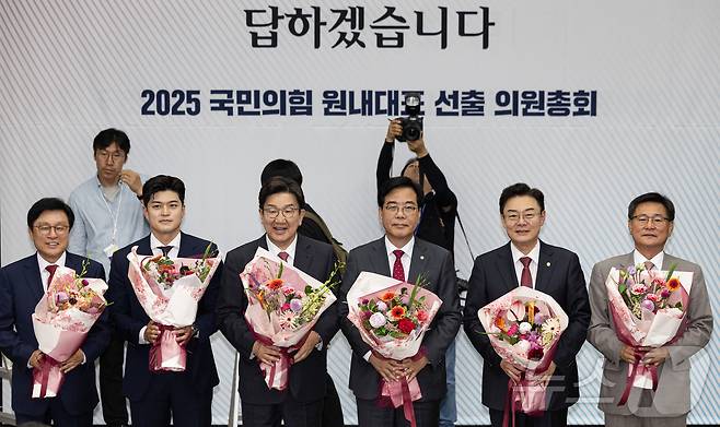 송언석 국민의힘 신임 원내대표가 16일 오후 서울 여의도 국회에서 열린 국민의힘 원내대표 선출을 위한 의원총회에서 선출된 후 김용태 비상대책위원장, 권성동 전 원내대표를 비롯한 후보자들과 함게 기념촬영을 하고 있다. 2025.6.16/뉴스1 ⓒ News1 이재명 기자