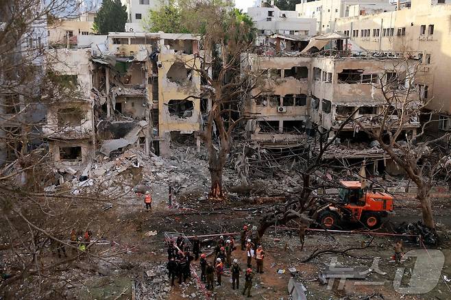 16일(현지시간) 이란의 미사일 공격을 받은 이스라엘 텔아비브의 건물들. 2025.06.16. ⓒ AFP=뉴스1 ⓒ News1 권영미 기자