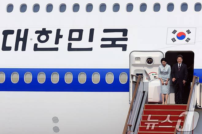 이재명 대통령과 부인 김혜경 여사가 캐나다에서 열리는 주요7개국(G7) 정상회의 참석을 위해 16일 오후 경기도 성남 서울공항을 통해 출국하고 있다. 2025.6.16/뉴스1 ⓒ News1 박정호 기자