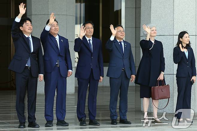강훈식 대통령 비서실장(왼쪽부터)과 김병기 더불어민주당 원내대표, 우상호 정무수석, 고기동 행정안전부 장관 직무대행, 타마라 모휘니 주한 캐나다 대사 등이 16일 오후 경기도 성남 서울공항에서 캐나다에서 열리는 주요7개국(G7) 정상회의 참석차 출국하는 이재명 대통령이 탑승한 1호기를 향해 손을 흔들고 있다. 2025.6.16/뉴스1 ⓒ News1 박정호 기자