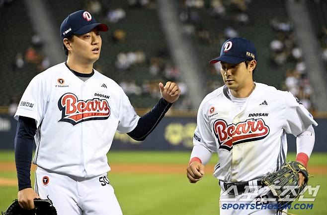 20일 잠실야구장에서 열린 SSG와 두산의 경기, 9회초 2사 3루 두산 이영하가 SSG 고명준의 플라이를 호수비로 처리한 강승호와 하이파이브를 하고 있다. 잠실=허상욱 기자wook@sportschosun.com/2025.05.20/