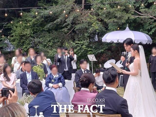 배우 이광기는 딸을 시집 보내고 기쁨과 감격의 눈물을 흘렸다. 신랑 정우영과 신부 이연지가 가족 친지 지인 500여명이 하객으로 참석한 가운데 혼인서약을 하고 있다. /강일홍 기자