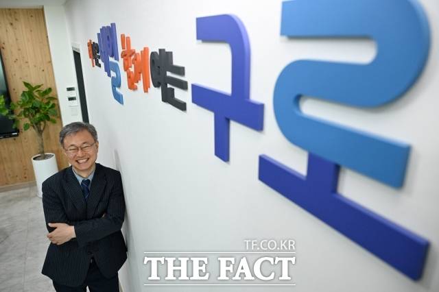 장인홍 구로구청장이 10일 오후 서울 구로구 구로구청 구청장실에서 <더팩트>와 인터뷰에 앞서 포즈를 취하고 있다. /남용희 기자