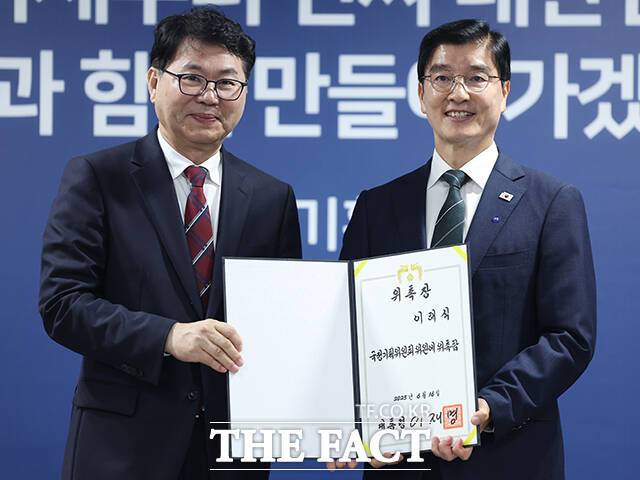 정치행정분과장을 맡은 이해식 더불어민주당 의원(오른쪽)이 기념촬영을 하고 있다.