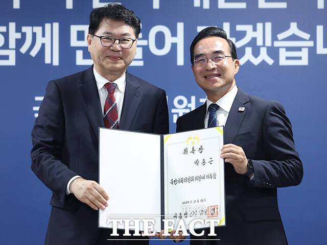 기획분과장을 맡은 박홍근 더불어민주당 의원(오른쪽)이 기념촬영을 하고 있다.