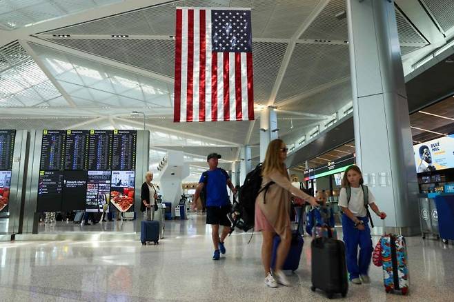 미국 뉴저지주 뉴어크 리버티 국제공항 승객들. 게티이미지연합뉴스