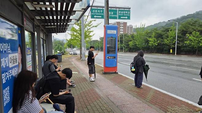 광주 시내버스 노조 파업 9일째를 맞은 16일 오전 광주 광산구 호남대학교 정문 앞 버스정류장에서 시민들이 봉선37 등 버스를 기다리고 있다. 민찬기 기자