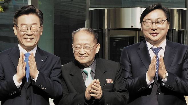 북한 리종혁(가운데) 조선아태위 부위원장이 지난 2018년 11월 ‘제1회 아시아·태평양의 평화·번영을 위한 국제 대회’참석을 위해 경기도를 방문해 당시 이재명(왼쪽) 경기지사, 이화영(오른쪽) 경기도 평화부지사와 기념 촬영을 하고 있다./연합뉴스