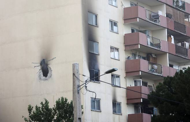 지난 13일 이스라엘 공습을 당한 이란의 한 공동 주택. 이란 요인의 주택으로 추정되는 이 주택은 이스라엘 정보기관 모사드가 수 개월 전부터 이란에 밀반입한 정밀 타격 드론 등의 무기로 공격당한 듯 벽에 구멍이 나 있다./로이터 연합뉴스