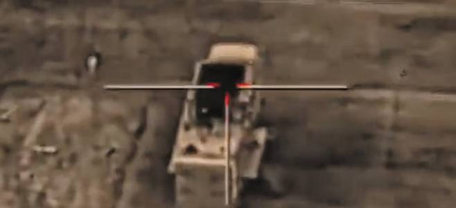 모사드, 드론 조준 영상 공개 - 이스라엘 정보기관 모사드가 13일 공개한 영상에서 이스라엘군 드론이 카메라로 이란군 트럭을 정밀 조준하는 장면. /이스라엘 모사드