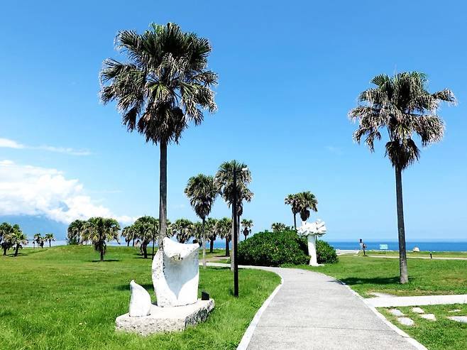 치싱탄 해변. 넓은 잔디밭과 야자수가 어우러져 이국적인 휴양지의 정취가 느껴진다.