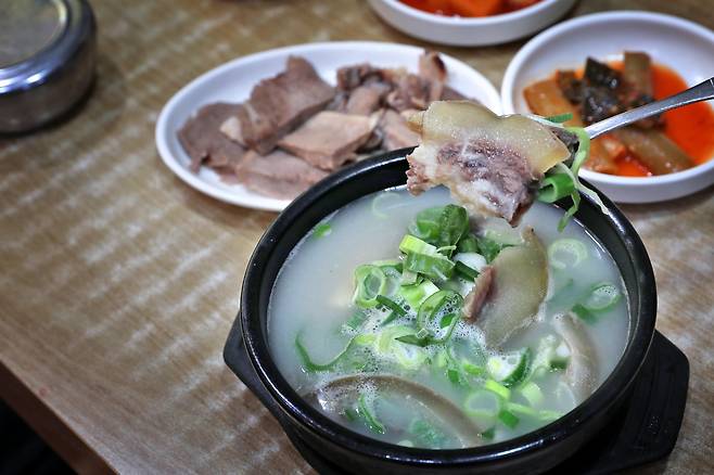 우족과 건더기를 푸짐하게 넣은 '금암우족탕'의 한우우족탕. / 주민욱 영상미디어 기자