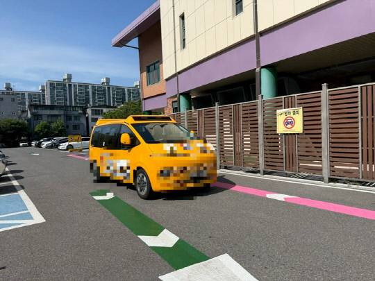 16일 오후 대전 서구의 한 초등학교 내 주차장에 학원차량이 진입 정차, 학생들을 태운 후 나가고 있다. 황희정 기자