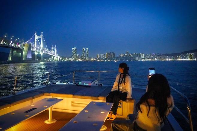 부산시는 매주 금·토·일요일 수영강에서 ‘별바다 부산 리버 디너 크루즈’를 정기 운항한다. 요트를 타고 식사를 하면서 광안대교 등 부산 대표 야경을 감상할 수 있다. 부산시 제공