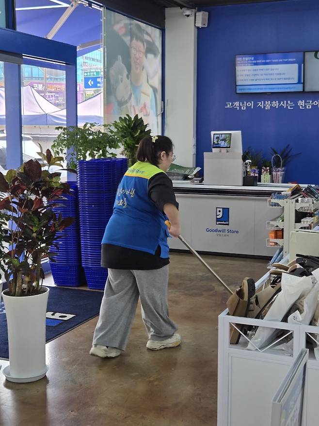 인천 미추홀구 주안동의 한 상가에 문을 연 ‘굿윌스토어 밀알주안점’에서 직원이 판매장 바닥을 청소하고 있다. 인천공항공사 제공