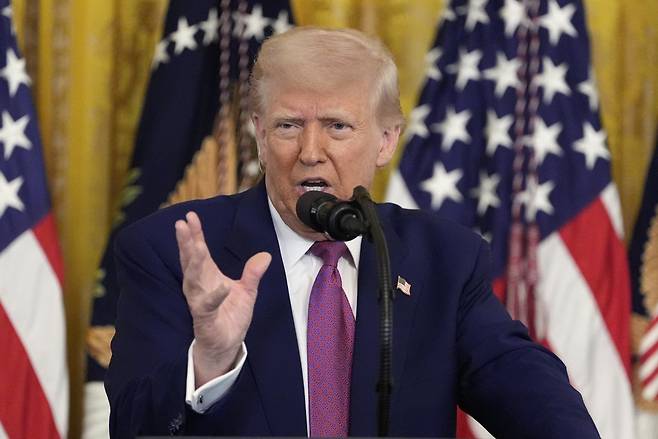 도널드 트럼프 대통령이 지난 12일 미국 워싱턴DC 백악관 이스트룸에서 2035년까지 휘발유차 신차 판매를 금지하는 캘리포니아주 규제를 무력화하는 결의안 서명에 앞서 연설하는 모습. 2025.06.13 워싱턴=AP 뉴시스