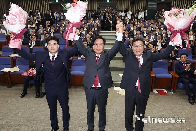 국민의힘 신임 원내대표로 당선된 송언석 의원(가운데)이 16일 원내대표 선출 의원총회가 열린 서울 여의도 국회 회의장에서 김용태 비상대책위원장(왼쪽), 권성동 전 원내대표와 기념촬영하고 있다. 연합뉴스