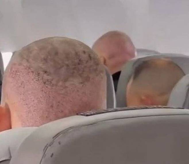 튀르키예에서 모발 이식을 마치고 귀국하는 남성들을 찍은 사진이 논란이 되고 있다. /인스타그램