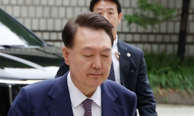 윤석열 전 대통령이 16일 서울 서초구 서울중앙지방법원에서 열린 내란 우두머리 혐의·직권남용 권리행사 방해 혐의 사건 7차 공판에 출석하고 있다. 윤 전 대통령의 법원 출석은 이재명 대통령의 \'\'3대 특검\'\' 임명 후 처음이다. 연합뉴스