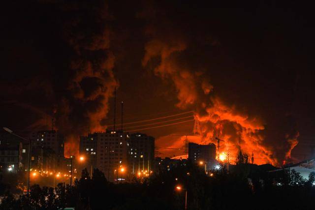이스라엘의 공습을 받은 15일 이란 테헤란의 한 석유 저장고에서 큰 화염이 치솟고 있다. 테헤란=UPI 연합뉴스