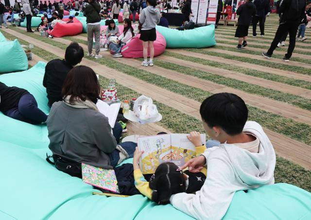 어린이날이었던 5월 5일 서울광장에서 열린 ‘책읽는 서울광장’을 찾은 시민들이 독서를 하고 있다. 뉴스1