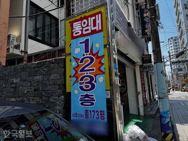 부산 남구에 위치한 경성대·부경대 인근 대학가에 5월 26일 임대 광고가 붙어 있다. 여러 대학과 중고등학교가 밀집한 덕에 이곳 상권은 비교적 활발하다는 주변 상인들의 말에도 불구하고 임대를 써 붙여놓은 곳들이 많았다. 부산=오지혜 기자