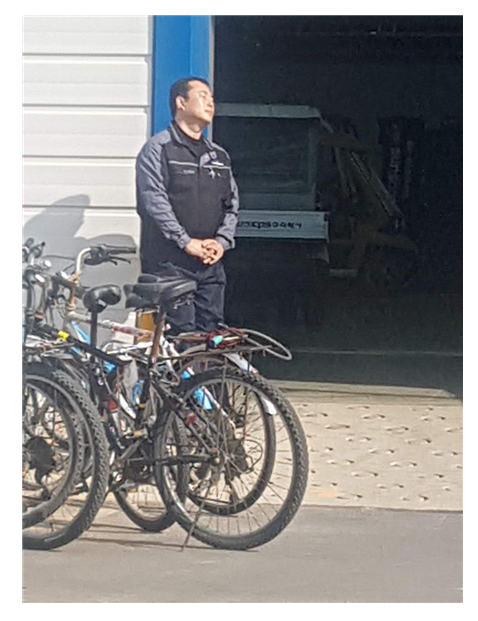 김충현 노동자가 혼자 일했던 공작실 앞에서 잠시 햇볕을 쬐는 모습. 태안화력 고 김충현 비정규직 노동자 사망사고 대책위원회 제공